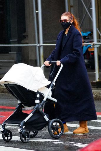 Gigi Hadid en promenade avec sa fille Khai à New York le 11 avril 2021