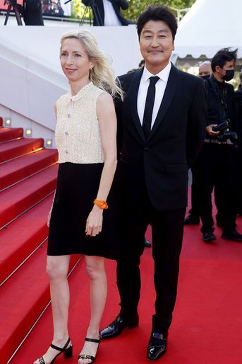 Les jurés Jessica Hausner et Song Kang-ho sur le tapis rouge du 74e Festival de Cannes pour la montée des marches du film «L&#039;Histoire de ma femme» le 14 juillet 2021