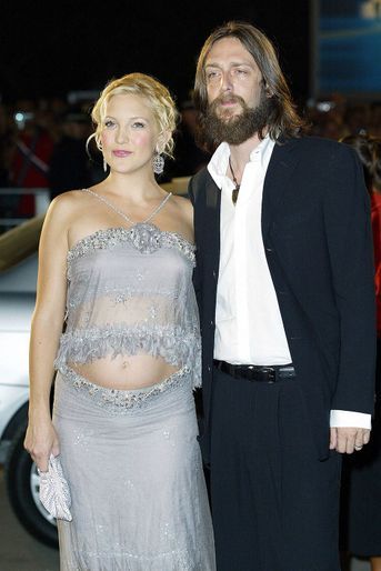 Kate Hudson a épousé le musicien Chris Robinson, leader du groupe de rock The Black Crowes, en 2000 après quelques mois de relation. Leur fils Ryder est né en 2004. Le couple a rompu deux ans plus tard, finalisant son divorce en 2007.