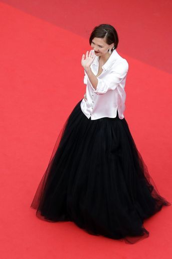 Maggie Gyllenhaal (en Chanel et bijoux Chopard) sur le tapis rouge du 74e Festival de Cannes pour la montée des marches du film «The French Dispatch» le 12 juillet 2021