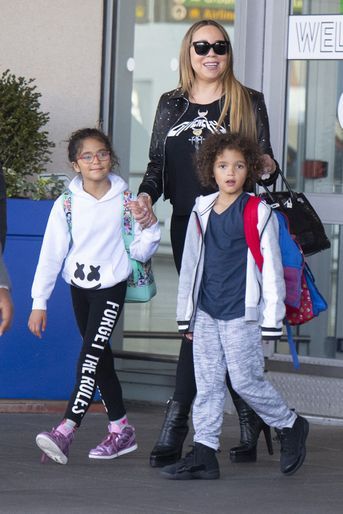 Mariah Carey avec ses enfants Monroe et Moroccan à l&#039;aéroport de New York en octobre 2019