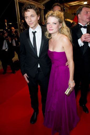 Mélanie Thierry (avec Raphaël) au Festival de Cannes en 2010 pour la montée des marches du film «La Princesse de Montpensier» (en robe Yves Saint Laurent)