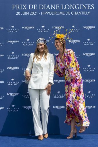 Camille Cerf et Sophie Thalmann au Prix de Diane Longines à l'hippodrome de Chantilly le 20 juin 2021