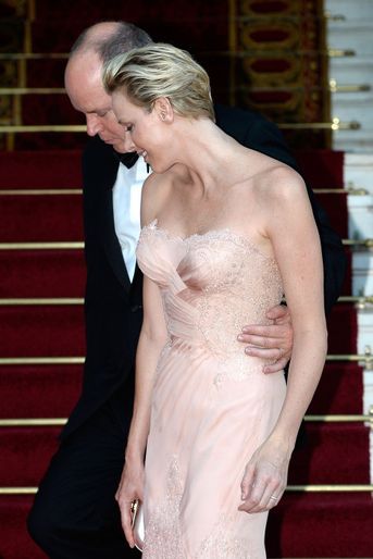 La princesse Charlène et le prince Albert II de Monaco, le 27 juillet 2013, lors d&#039;un bal à Monaco