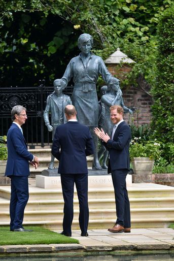 Ian Rank-Broadley, William et Harry dans les jardins de Kensington Palace à Londres le 1er juillet 2021