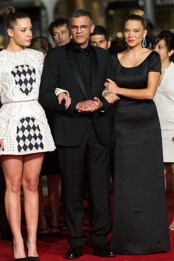 Léa Seydoux (avec Adèle Exarchopoulos et Abdellatif Kechiche) au Festival de Cannes en 2013 pour «La Vie d&#039;Adèle» (en Giorgio Armani)