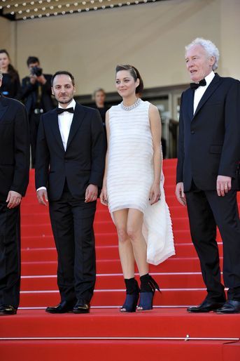 Marion Cotillard (avec les frères Dardenne et Fabrizio Rongione) au Festival de Cannes en 2014 pour le film «Deux jours, une nuit» (en Dior et bijoux Chopard)