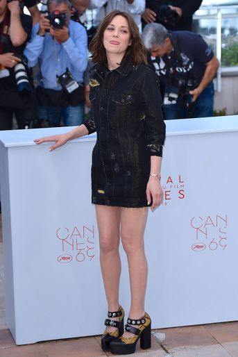 Marion Cotillard au Festival de Cannes en 2016 pour «Mal de pierres» (en Filles à Papa et chaussures Mulberry)