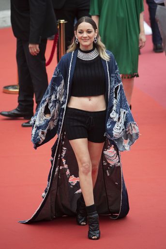 Marion Cotillard au Festival de Cannes en 2019 pour la projection du film «Matthias et Maxime» (en haut et short Ludovic de Saint Sernin, manteau Balmain et bijoux Chopard)