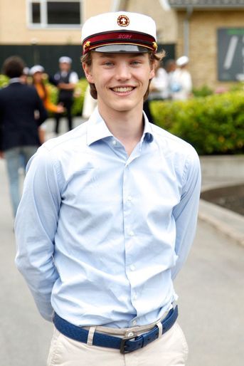 Le prince Felix de Danemark, avec sa casquette de bachelier à Hellerup, le 23 juin 2021