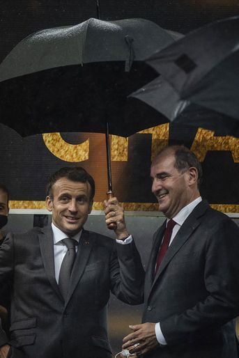 Emmanuel Macron et Jean Castex sur le podium de la finale du Top 14 pour saluer les joueurs. 