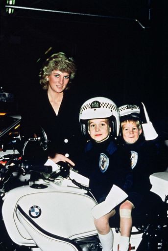 La princesse Diana avec ses fils les princes William et Harry, le  27 octobre 1987