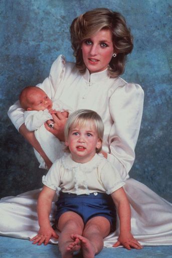 La princesse Diana avec ses fils les princes William et Harry, en 1984
