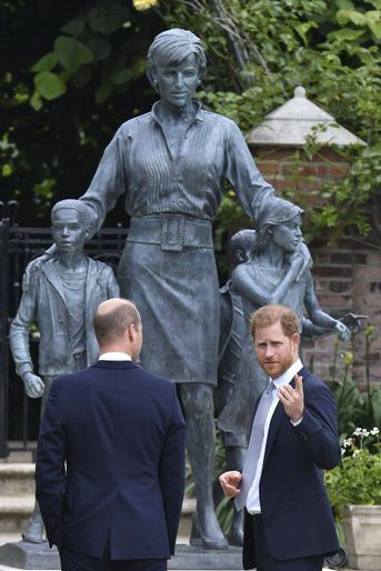 William et Harry dans les jardins de Kensington Palace à Londres le 1er juillet 2021