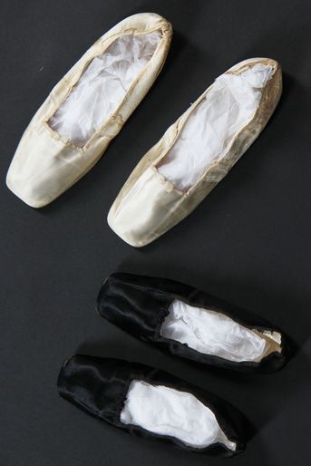Chaussons en soie blanche et noire de la princesse Victoria (princesse royale) qui seront vendus aux enchères le 15 juin 2021 chez Kerry Taylor Auctions à Londres