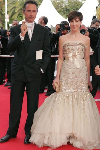 Elsa Zylberstein (avec Thierry Lhermitte) au Festival de Cannes en 2004 pour la montée des marches du film «La vie est un miracle» 