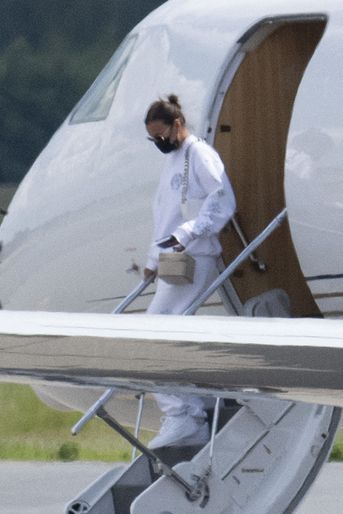 Irina Shayk dans un aéroport de New York le 9 juin 2021, après son escapade en Provence avec le rappeur