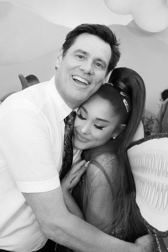Ariana Grande avait rencontré Jim Carrey pour la première fois en 2014 après avoir maintes fois répété qu&#039;elle était fan du comédien. Elle a ensuite eu la chance tourner au côté de son idole en 2019 pour la série «Kidding».