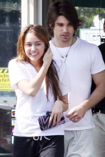 Toujours au cours de son adolescence, Miley Cyrus a vécu une relation avec Justin Gaston (de quatre ans son aîné) entre 2008 et 2009.
