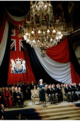 Le 9 avril 1957, Elizabeth II à la tribune d’honneur de l’hôtel de ville de Paris où elle prononce une courte allocution dans un français impeccable. Derrière elle, à sa gauche, sont assis René Coty et le prince Philip.
