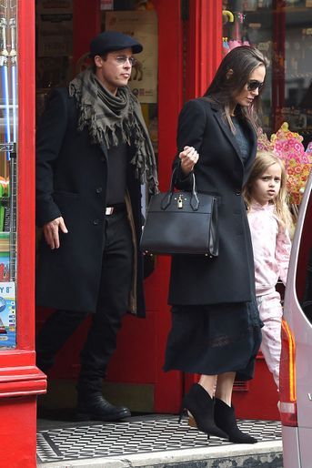 Brad Pitt et Angelina Jolie avec leur fille Vivienne à Londres en mars 2016 - l'une de leurs dernières apparitions publiques avant la rupture