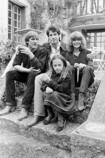 John Travolta entouré d&#039;Elisabeth et Gérard Depardieu, et au première rang, Julie, dans leur maison de Bougival, en mai 1981. 
