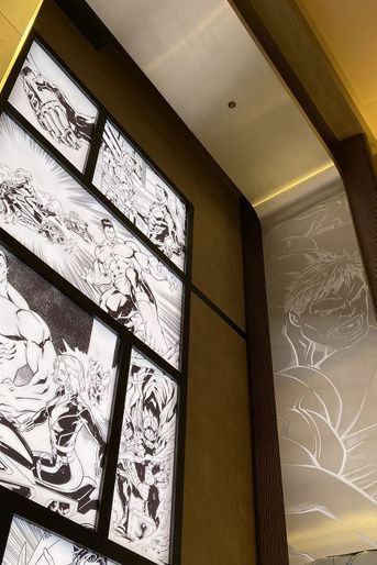 Le lobby de l&#039;hôtel, accueillant ses visiteurs par d&#039;immenses planches de comics rétro-éclairées 