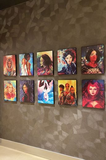 Plus de 350 oeuvres d'art couvrant à la fois les comics et les films sont exposées dans l'hôtel - l'une des plus grandes collections au monde d'oeuvres Marvel