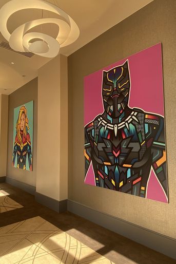 Des oeuvres originales d'artistes Marvel exposées dans les couloirs de l'hôtel menant aux restaurants