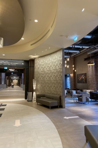 Le couloir principal menant au lobby et aux bars de l'hôtel