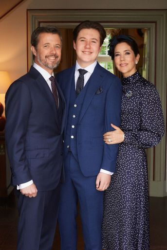 Le prince Christian de Danemark avec ses parents le prince héritier Frederik et la princesse Mary, portrait officiel le jour de sa confirmation, le 15 mai 2021 