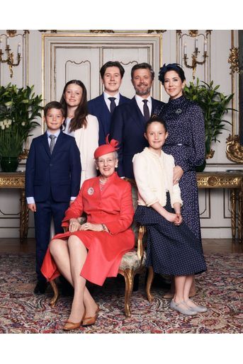 Le prince Christian de Danemark avec sa grand-mère la reine Margrethe II, ses parents le prince héritier Frederik et la princesse Mary, ses soeurs les princesses Isabella et Josephine et son frère le prince Vincent, portrait officiel le jour de sa confirmation, le 15 mai 2021 