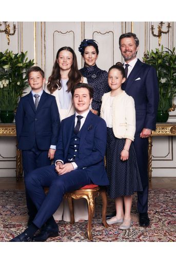 Le prince Christian de Danemark avec ses parents le prince héritier Frederik et la princesse Mary, ses soeurs les princesses Isabella et Josephine et son frère le prince Vincent, portrait officiel le jour de sa confirmation, le 15 mai 2021 