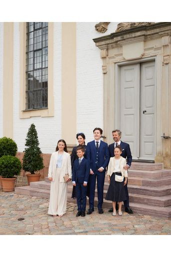 Le prince Christian de Danemark avec ses parents le prince héritier Frederik et la princesse Mary, ses soeurs les princesses Isabella et Josephine et son frère le prince Vincent, le jour de sa confirmation, le 15 mai 2021