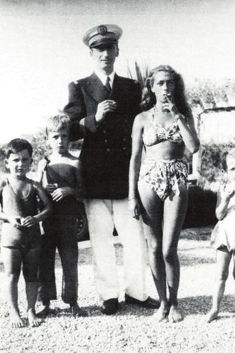 Jacques-Yves et Simone Cousteau, avec Philippe (à dr.), le père d’Alexandra, son oncle Jean-Michel (le plus grand des enfants) et un cousin, dans les années 1940.