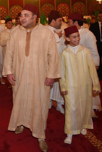 Le prince Moulay El Hassan du Maroc avec son père le roi Mohammed VI, le 13 novembre 2014 