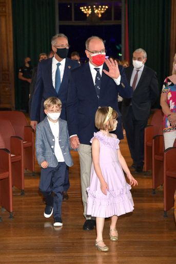 Le prince Albert II de Monaco avec le prince Jacques et la princesse Gabriella à Monaco, le 1er juin 2021