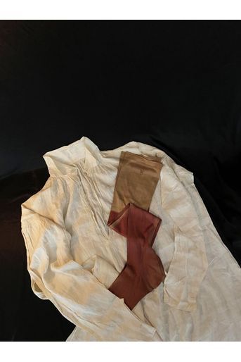 La chemise et des bas rouges de l'empereur Napoléon Ier à Sainte-Hélène, en vente chez Osenat à Fontainebleau mercredi 5 mai 2021