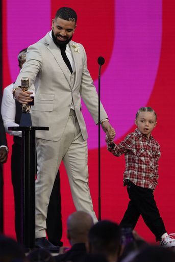 Drake et son fils Adonis aux Billboard Music Awards à Los Angeles le 23 mai 2021