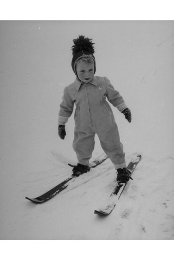 Le prince Carl Gustaf de Suède skiant dans le parc du château de Haga à Solna, le 1er mars 1949