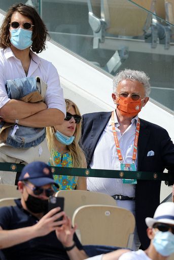 Hugo Cremaschi, Victoria Monfort et Nelson Monfort dans les tribunes de Roland-Garros à Paris le 30 mai 2021