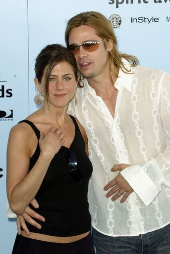 Jennifer Aniston et Brad Pitt s&#039;étaient d&#039;abord rencontrés une première fois en 1994 -leurs managers respectifs étaient amis. Mais à l&#039;époque, ils étaient tous deux déjà en couple. C&#039;est quatre ans plus tard qu&#039;ils se sont mis ensemble, se mariant deux ans plus tard. Le couple a rompu en 2005, alors que l&#039;acteur se mettait en couple avec Angelina Jolie. Ils sont toutefois restés en bons termes, et Brad Pitt a même été invité aux 50 ans de son ex en février 2019<br />
.