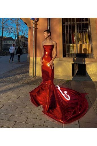 Théo habillé par Tribute Brand : « La plupart des gens croyaient que je portais une vraie robe. C’est la photo la plus aimée de mon compte Instagram. »