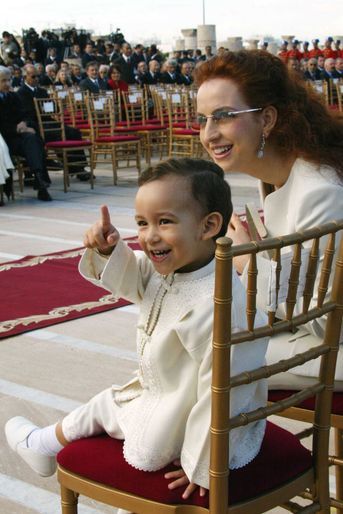 Le prince Moulay El Hassan du Maroc avec sa mère la princesse Lalla Salma, le 16 novembre 2005