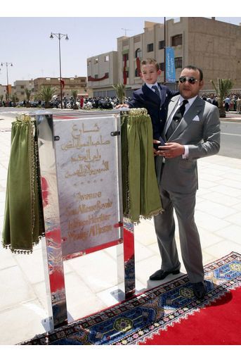 Le prince Moulay El Hassan du Maroc, avec son père, lors de l'inauguration d'un boulevard à son nom, le 4 juillet 2007