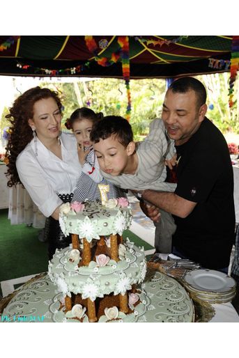 Le prince Moulay El Hassan du Maroc avec ses parents et sa sœur, le 8 mai 2010, jour de ses 7 ans 