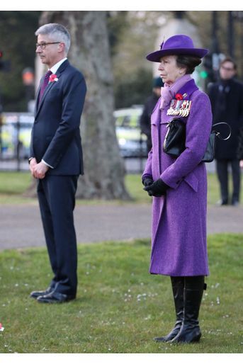 La princesse Anne, en violet couleur de deuil royal, à Londres le 25 avril 2021