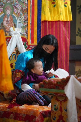 La reine du Bhoutan Jetsun Pema et son fils cadet le prince Jigme Ugyen dans l’est du royaume, en mars-avril 2021