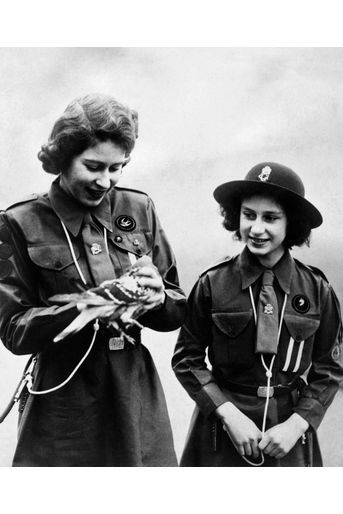 La princesse Elizabeth avec sa jeune sœur la princesse Margaret, en février 1943