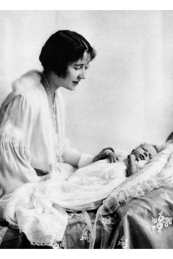 La princesse Elizabeth avec sa mère Elizabeth Bowes Lyon, duchesse d&#039;York, le 7 septembre 1926